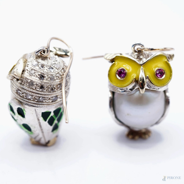 Coppia di orecchini a forma di gufo in oro 9 kt, argento, smalti, perle, diamanti e rubini, cm h ...