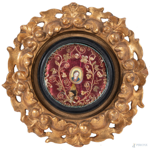 Cornice in legno intagliato e dorato contenente ex voto, XIX secolo, misure complessive diametro cm 14, (segni di usura)