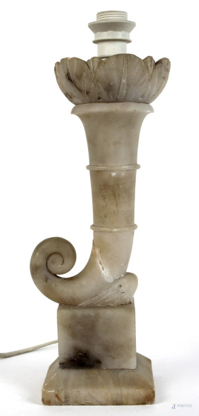 Lampada in alabastro a forma di cornucopia, altezza cm. 35, XX secolo (difetti).