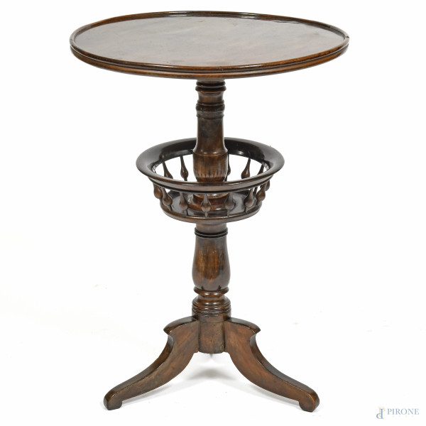 Tavolino con piano circolare e fusto con struttura traforata portaoggetti, poggiante su tre piedi, XIX secolo, cm 76,5x55, (segni di usura, scalfiture, difetti)