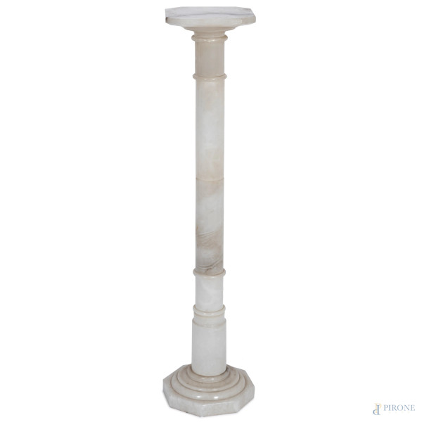 Colonnina in alabastro a fusto liscio, XX secolo, altezza cm 98,5, (segni di usura, graffi e lievi scalfiture)