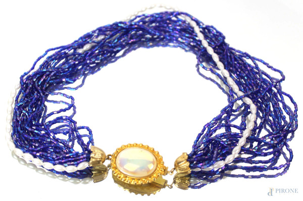 Collana a vari fili di perline multicolore, chiusura in metallo dorato, lunghezza cm 46.