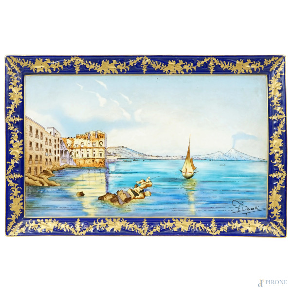 Vassoio in porcellana dipinta con marina e Vesuvio sullo sfondo entro cornice blu a festoni dorati, firmato F. Decerchi, XX secolo, cm 29x45, sul retro "AR"