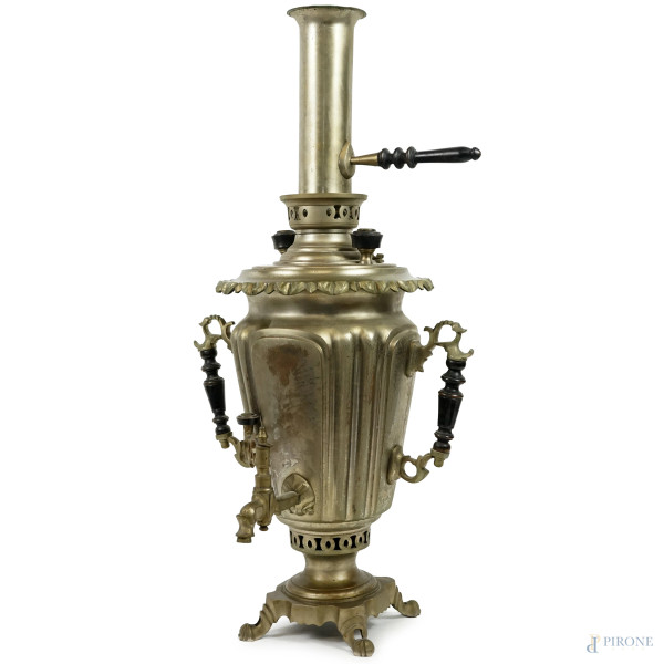 Samovar russo in metallo argentato con manici in legno, inizi del XX secolo, cm 70x36, (difetti)