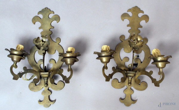 Coppia appliques in bronzo a due luci, altezza 48 cm.