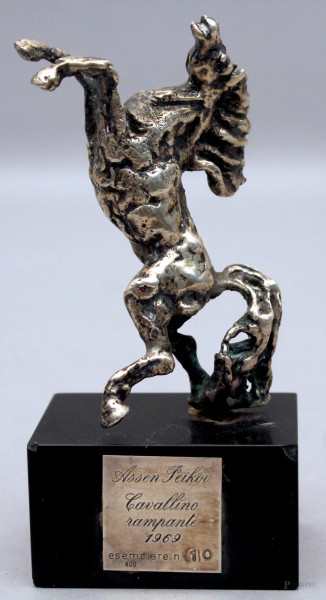 Assen Peikov - Cavallino rampante, scultura in argento poggiante su base in marmo, esemplare n. 10, H 10,5 cm.