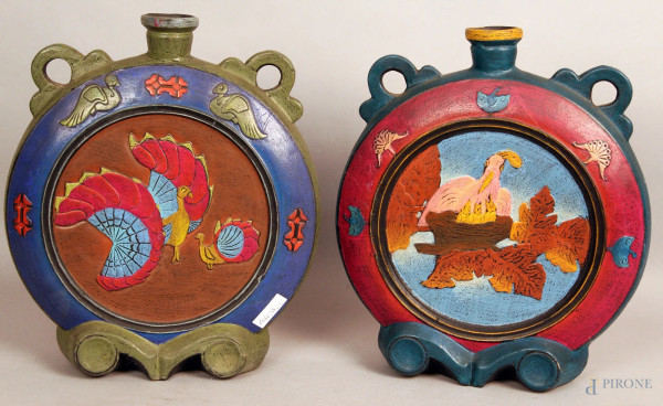 Coppia di vasi a forma circolare in terracotta dipinta, XX sec, h. 33,5 cm.