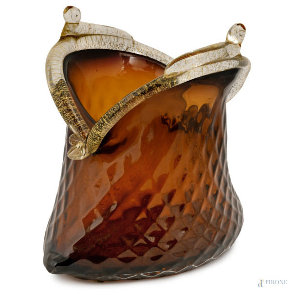Vaso in cristallo tagliato a mano nei toni dell'ambra, Manifattura di Murano, XX secolo, cm 17x19x13,5  (difetti)