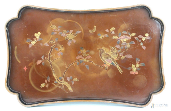 Vassoio giapponese, in legno laccato e dipinto a soggeto di fiori, rami e volatili, cm 44,5x28,5, inizi XX secolo.