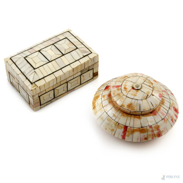 Coppia di scatoline in legno rivestite in tasselli di osso, XX secolo, misure massime cm 5x10,5x7, (segni di usura, difetti)