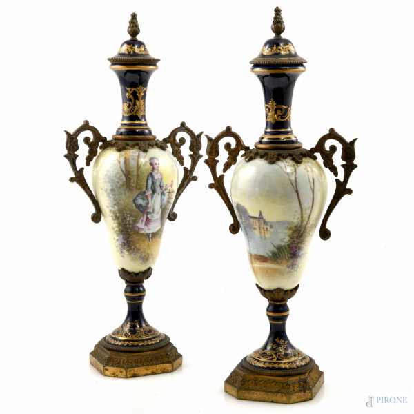 Coppia di elementi decorativi in porcellana e bronzo a guisa di vasi biansati decorati con gentildonne e paesaggi, XIX secolo, altezza cm 29, (segni di usura, difetti)