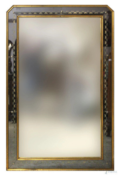 Grande specchiera di linea sagomata con cornice in legno dorato, cm 178x114, XX secolo.