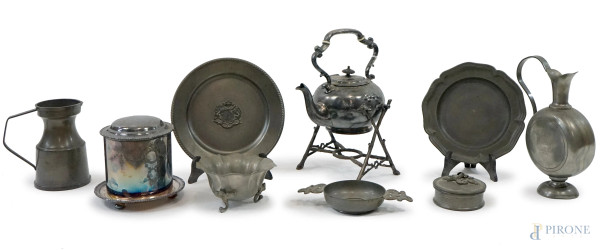 Lotto composto da vari oggetti in peltro e metallo, composto da un samovar, una scatola porta thè, tre piattini, due versatoi, due alzatine ed una scatolina, misure max cm 31x17x13, (difetti).