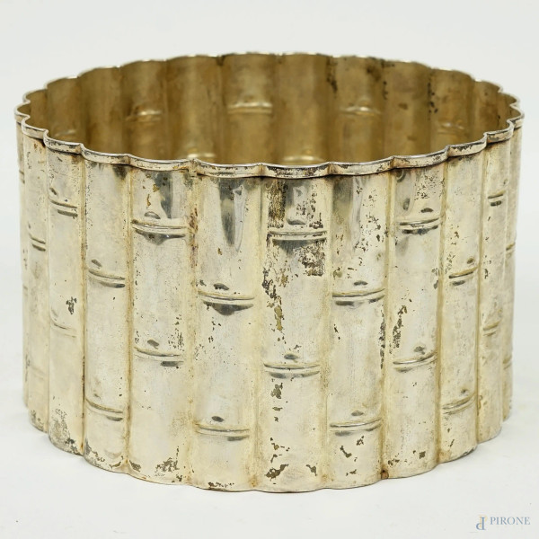 Centrotavola in metallo argentato, con decoro sbalzato a canne di bamboo, cm h 11,5x19, XX secolo.