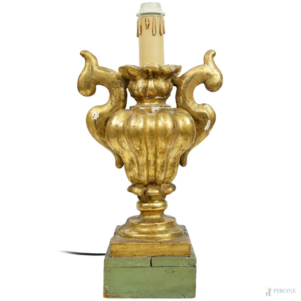 Lampada da tavolo in legno intagliato e dorato, XIX secolo, ingombro cm 54x27, (difetti)