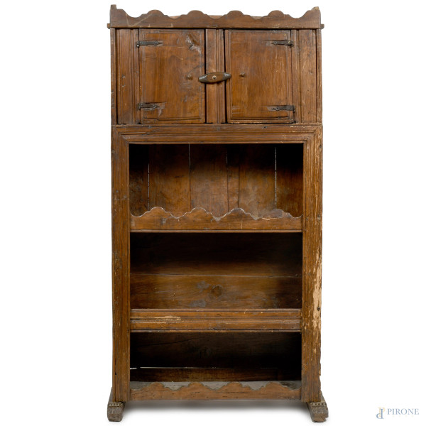 Piattaia in castagno con fronte modanato scandito da doppio sportello inferiore sormontato da tre scaffalature a vista, XIX - XX secolo, cm 180x95x23, (difetti)