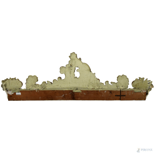 Fregio in legno laccato e dorato con volute vegetali e fiori, XIX-XX secolo, cm 60,5x187x15, (seg...