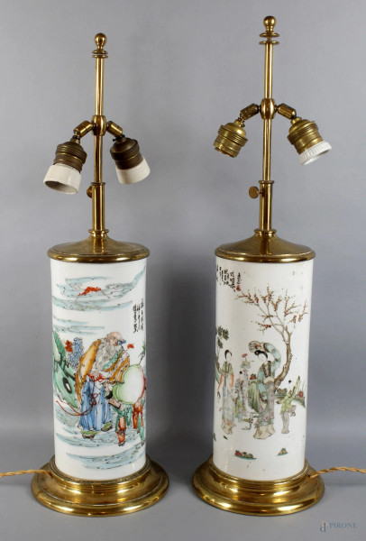 Coppia di lampade in porcellana dipinta raffiguranti paesaggi con figure, finiture in metallo dorato, altezza 59 cm.