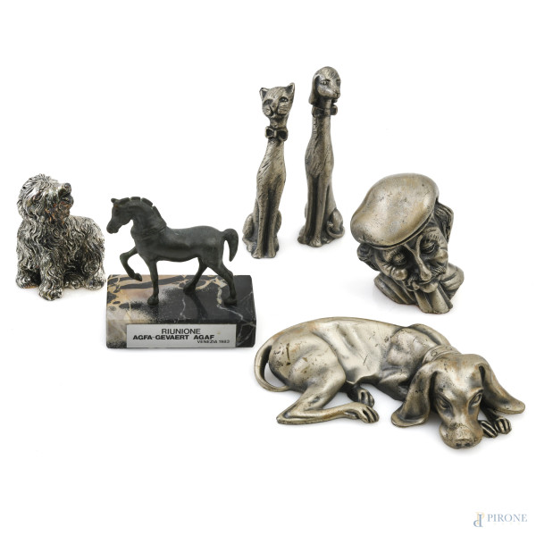Lotto di 6 sculture in peltro, resina e metallo argentati, XX secolo, altezza massima cm 11,5, (segni di usura)