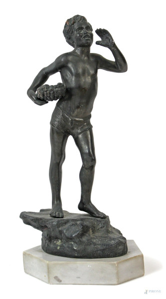 Pescivendolo, scultura in bronzo, cm h 30, base in marmo, (difetti).