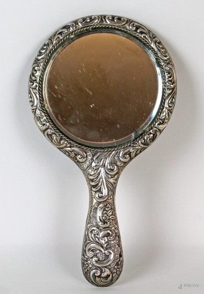 Specchietto a mano del XIX secolo, rivestito in argento sbalzato e cesellato a motivi fogliacei, altezza cm 26, (difetti allo specchio)