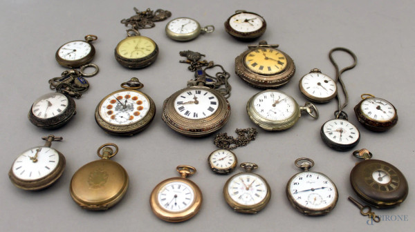 Lotto composto da diciannove orologi da taschino diversi in argento e metallo.