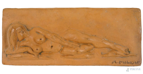 Nudo di donna, bassorilievo in terracotta, cm h 4x22x9, firmato A. Milioni.