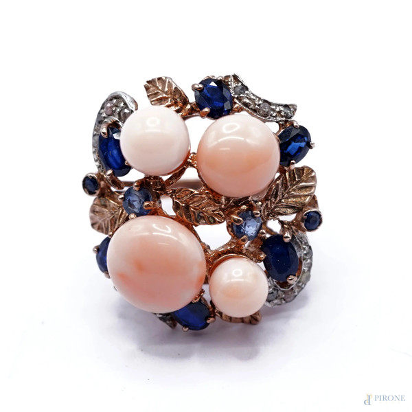 Anello in oro basso 9 kt e argento,brillatini 0,34 ct, zaffiri per 3,30 ct e corallo rosa, misura...