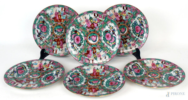 Lotto di sei piatti in porcellana policroma a decoro di fiori e personaggi orientali, Cina, XX secolo, diam. cm 20,5, (difetti)