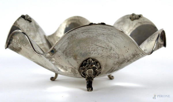 Centrotavola a fazzoletto in argento, poggiante su quattro piedini desinenti a ricciolo, altezza cm 10,5, gr. 520