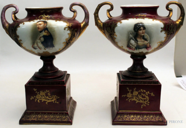 Coppia vasi in porcellana, fondo rosso, particolari dorati con medaglioni a soggetto di Napoleone e Maria Antonietta, Francia primi &#39;900, H. 25 cm.