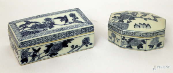 Lotto composto da due cofanetti in porcellana con decori floreali, Cina XX sec., h. cm 7x19x9 - h. cm 6x14x10.