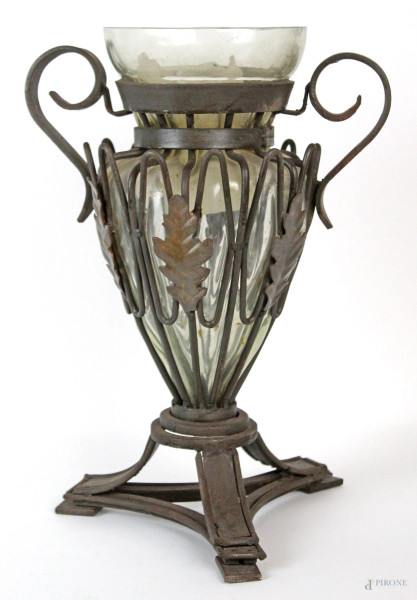 Vaso biansato in vetro e ferro battuto, base a tripode, altezza cm 35,5, XX secolo