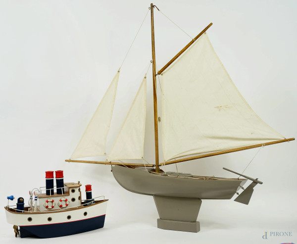Lotto di due modellini di imbarcazioni in legno e altri materiali, XX secolo, lunghezza max cm 50, (difetti)