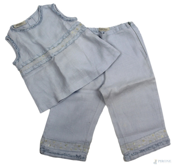 Amore, completo da bambina azzurro in lino, composto da una maglietta smanicata ed un pantalone con chiusura laterale a zip, taglia 2 anni, (segni di utilizzo).