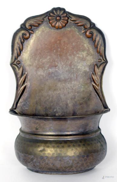 Acquasantiera in metallo sbalzato e martellato, inizi XX secolo, altezza cm. 21