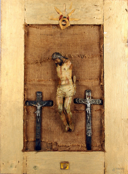 Pannello in legno67x47 cm, contenente cristo in legno del XVIII sec, h. 34 cm, due crocifissi in legno e metallo del XIX sec, h. 22 cm.