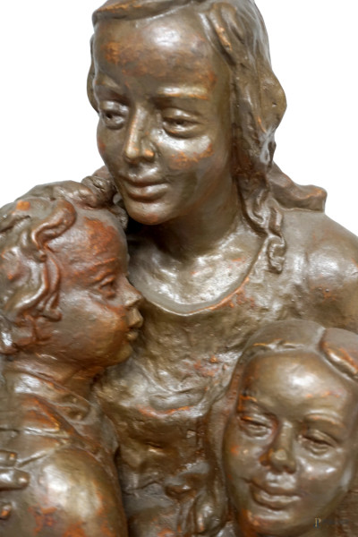Scultore del XX secolo, Maternità, scultura in terracotta, cm h 33,5, base in legno