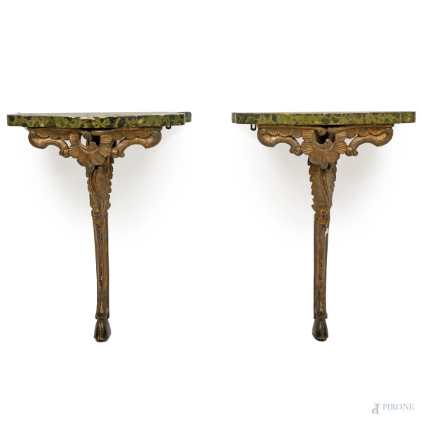 Coppia di consolles con profilo e singola gamba intagliati, piede a foggia di zoccolo, piano dipinto a finto marmo, XIX-XX secolo, cm 78x61x26,5, (difetti)