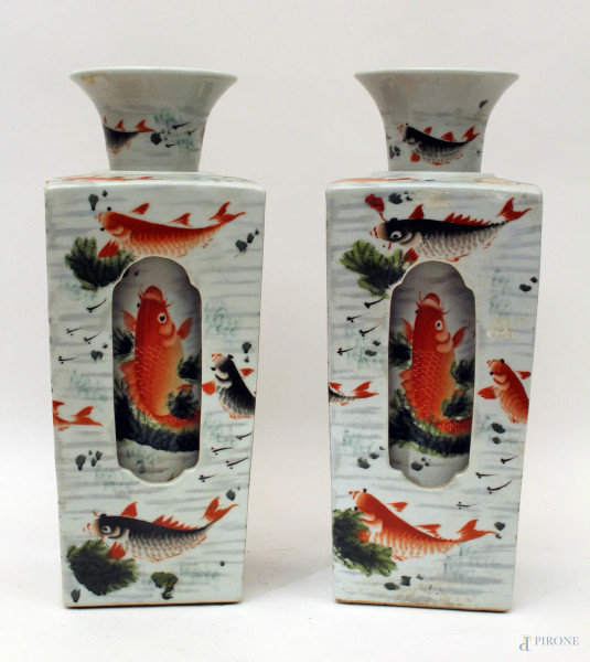 Coppia di vasi cinesi a forma cilindrica, in porcellana policroma a decoro di pesci, immessi in due portavasi di linea quadrata con riserve a giorno, H. 36 cm.