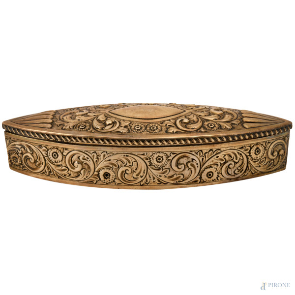 Cofanetto a forma di mandorla in argento decorato a cesello e sbalzo a volute vegetali e motivi floreali, Inghilterra, Birmingham, 1898, cm 3,5x16,5x6, gr. 130