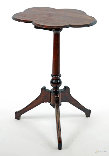 Tavolino polilobato in noce, XX secolo, gamba a colonna poggiante su tre piedi sagomati, cm h 73x50x44