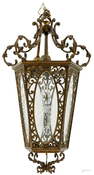 Lanterna in vetro con decori floreali e gabbia in metallo dorato, cm h 66, metà XX secolo, (difetti).
