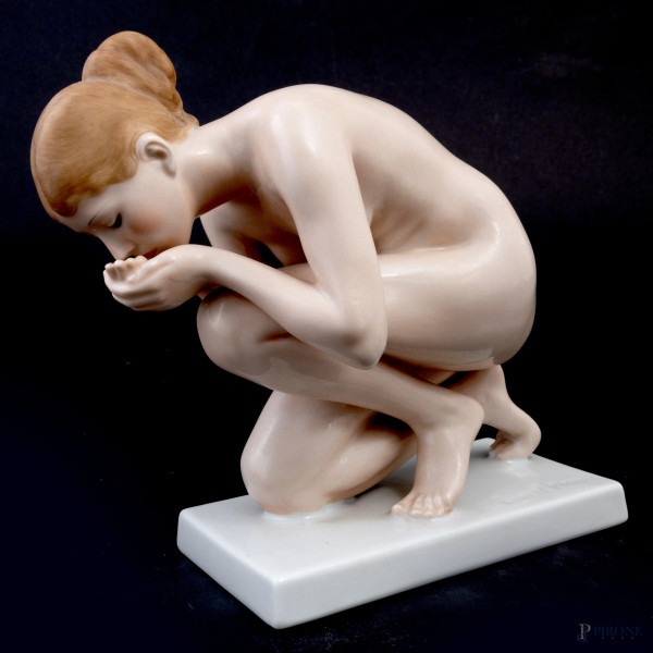 Scultura in porcellana Rosenthal raffigurante nudo femminile accovacciato, XX secolo, altezza cm 17,5, firmato