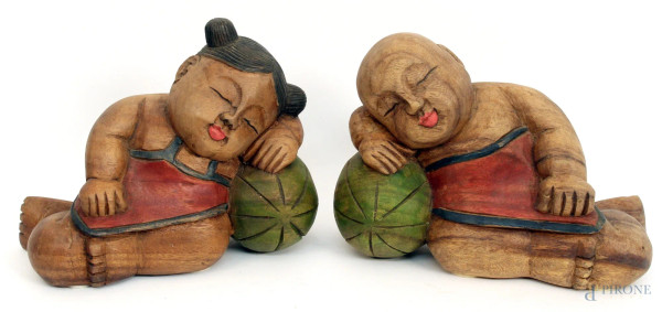 Fanciulli sdraiati, coppia di sculture in legno, Arte Orientale, H 20 cm.