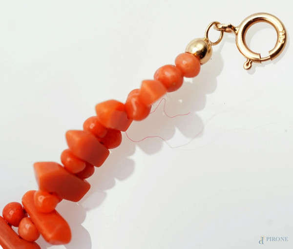 Girocollo in corallo con chiusura in oro 750, lunghezza cm 40,5, peso gr. 18