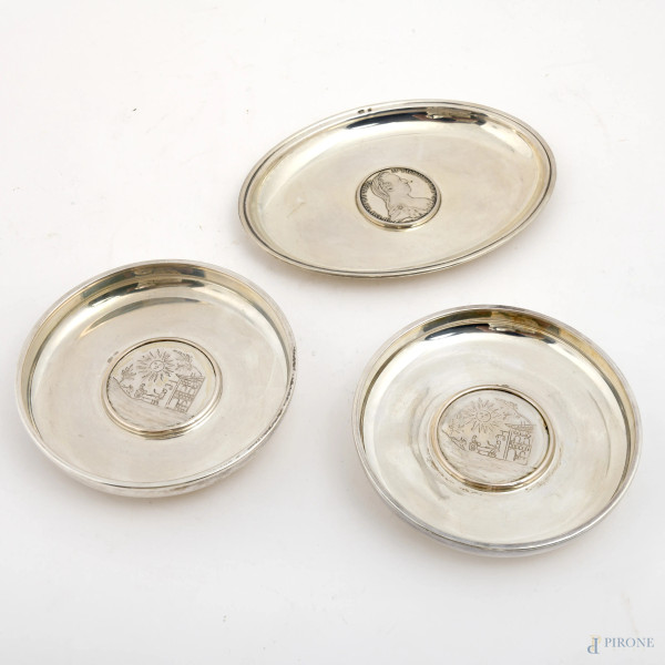 Lotto di tre centrini con al cavetto incisioni a guisa di medaglia, cm 2,5x16,5x12, peso gr 460