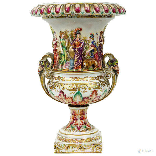 Vaso in porcellana policroma Capodimonte, XX secolo, decori a rilievo raffiguranti scene mitologiche, prese laterali a teste di satiro, cm h 35