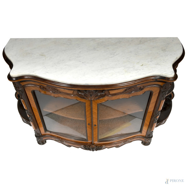 credenza a vetrina in vari legni con piano in marmo, profilo mistilineo, fronte a due sportelli e...