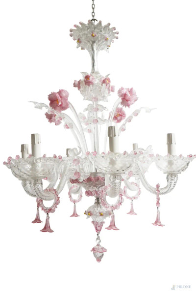 Lampadario in vetro di Murano, XX secolo, a sei braccia portacandela mosse con bobeches a tulipano tra trionfo di foglie e fiori in paste vitree rosa, cm h 76, (difetti)